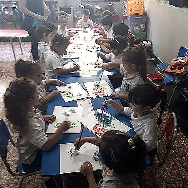 Niños y niñas del Nivel Inicial dibujando. Propuesta educativa del Instituto Maria Auxiliadora Boedo, Buenos Aires